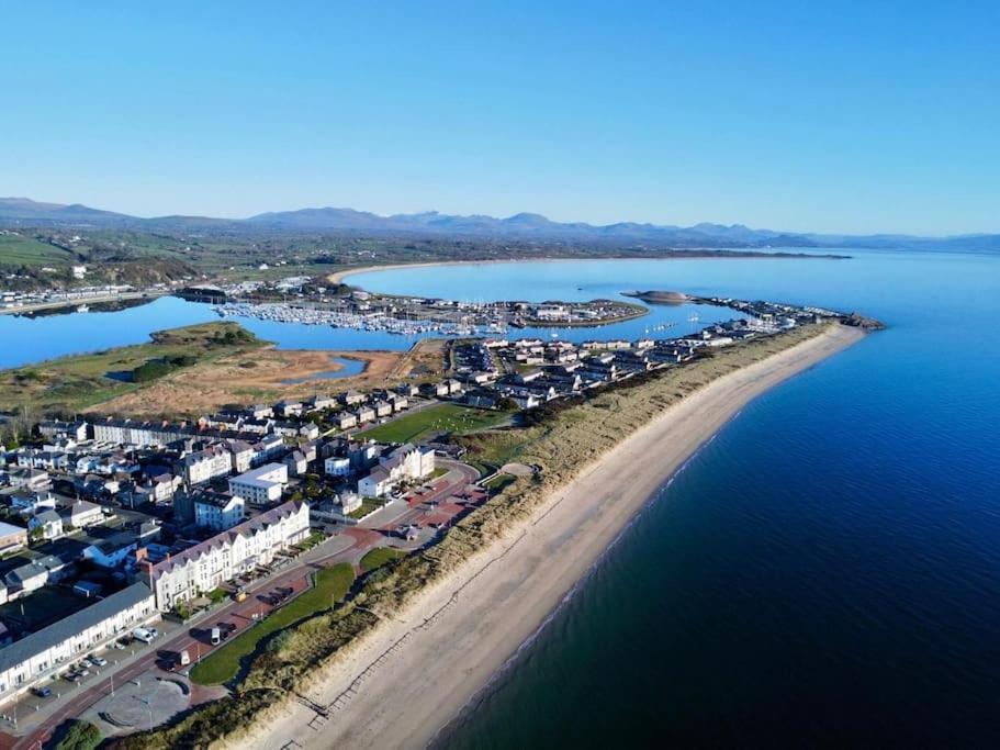 Beach Front Apartment Pwllheli Exterior photo